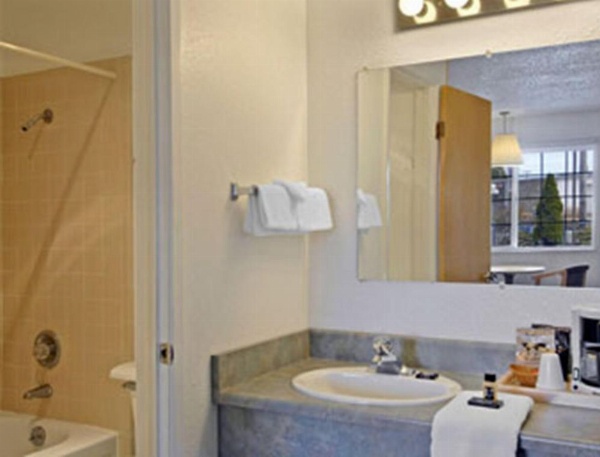 Redwood Inn image 14